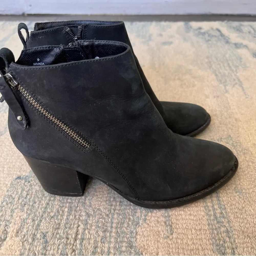 BLONDO BLACK NUBUCK SUEDE ASYMMETRICAL ZIPPER HEELED ANKLE BOOTIES SIZE 9